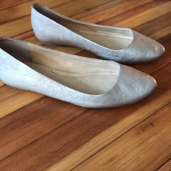 Lucky Brand 7.5 Gold Flats - Picture 2 of 3